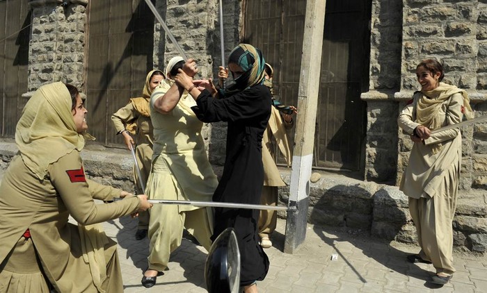 Các nữ cảnh sát Ấn Độ đang dùng gậy để giải tán cuộc biểu tình của các nữ sinh trường điều dưỡng Kashmir hôm 26/9. Các nữ sinh này tụ tập phản đối kết quả bài thi năm thứ ba khi gần 90% sinh viên bị trượt.